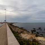 Sul lato della costa invece l�area del cantiere si interrompe e possiamo cos� raggiungere l�Adriatico...